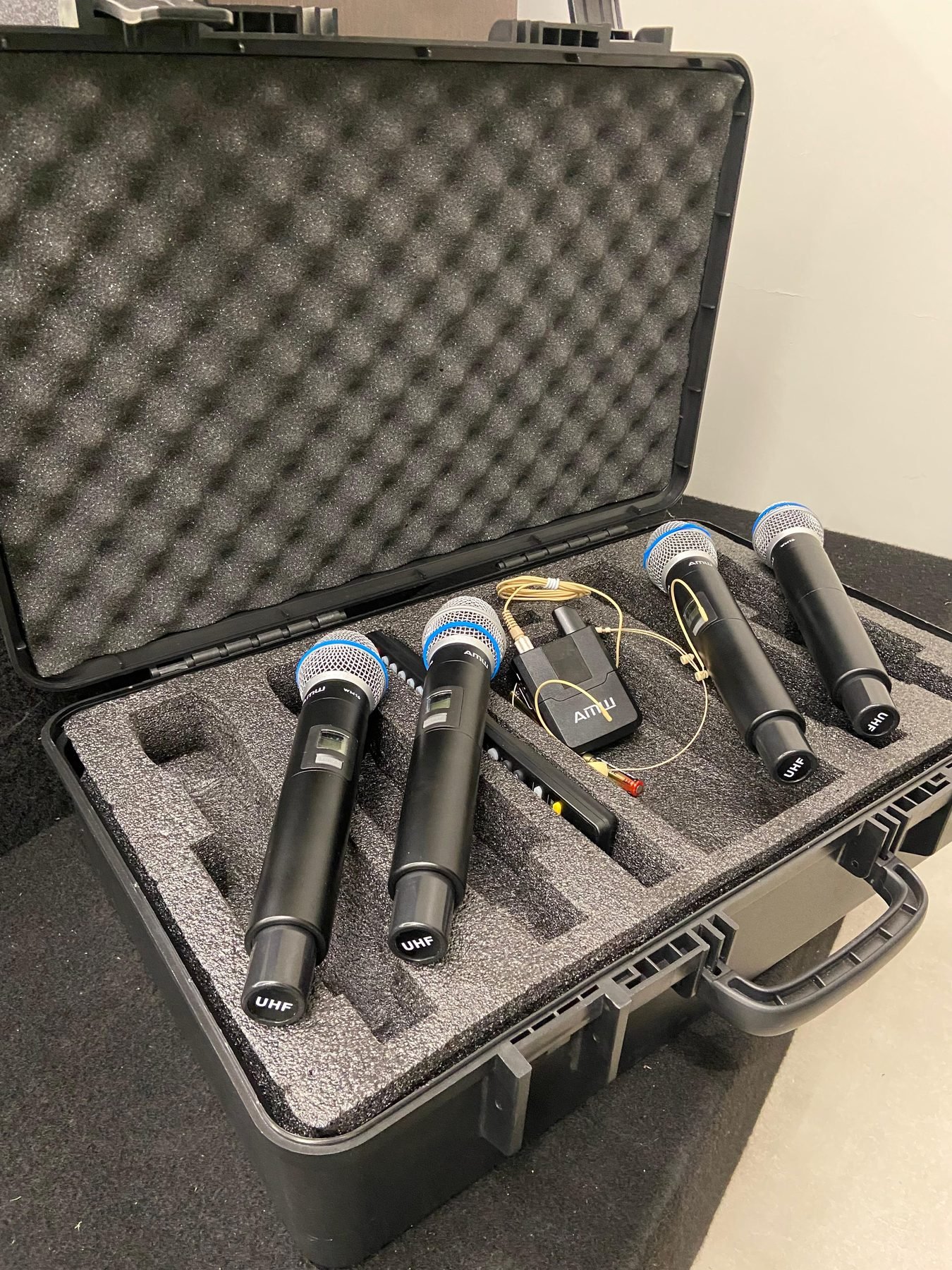 Microfones sem fio do auditório: quatro de mão e um de lapela
