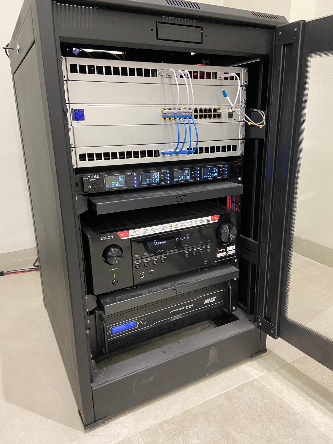 Rack de áudio e rede do auditório, aberto