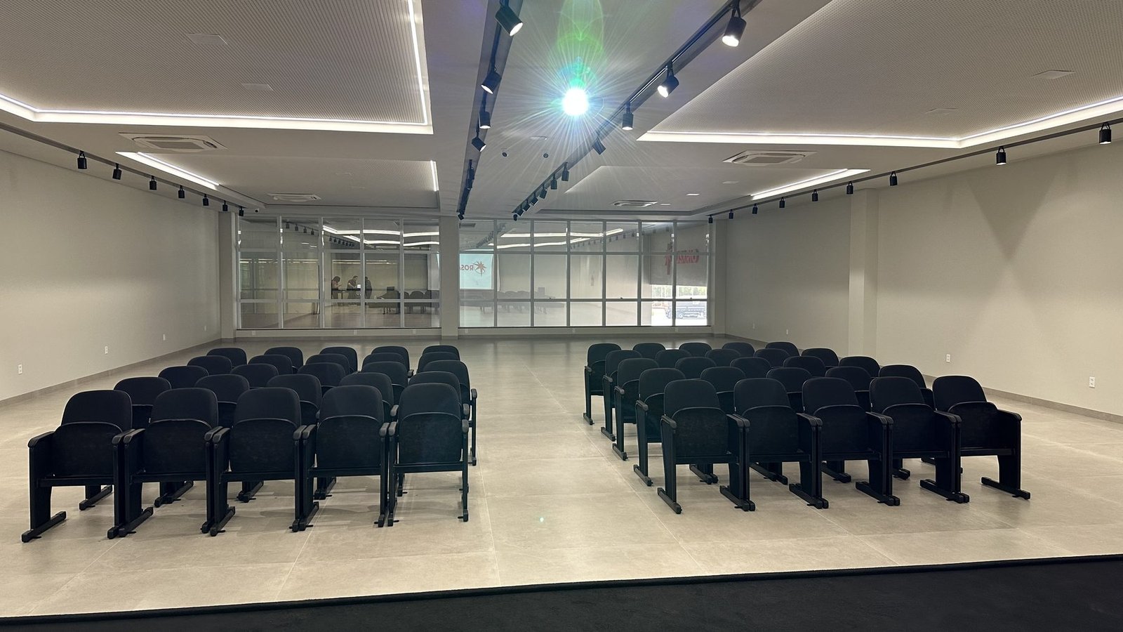Plateia em poltronas do auditório do Posto Premium