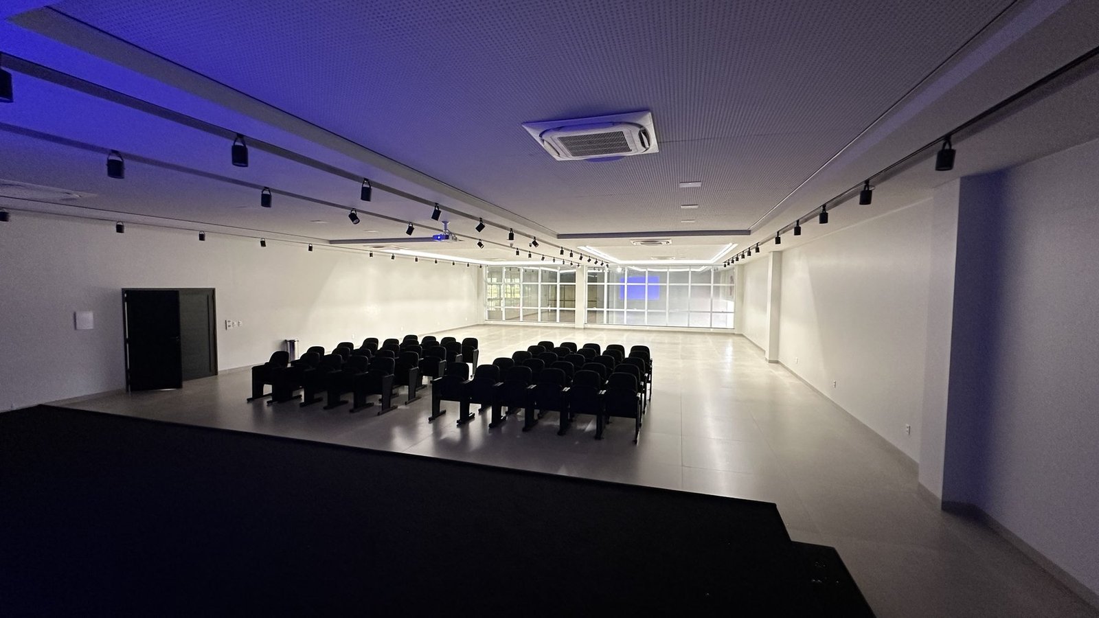 Auditório do Posto Premium com iluminação de cena