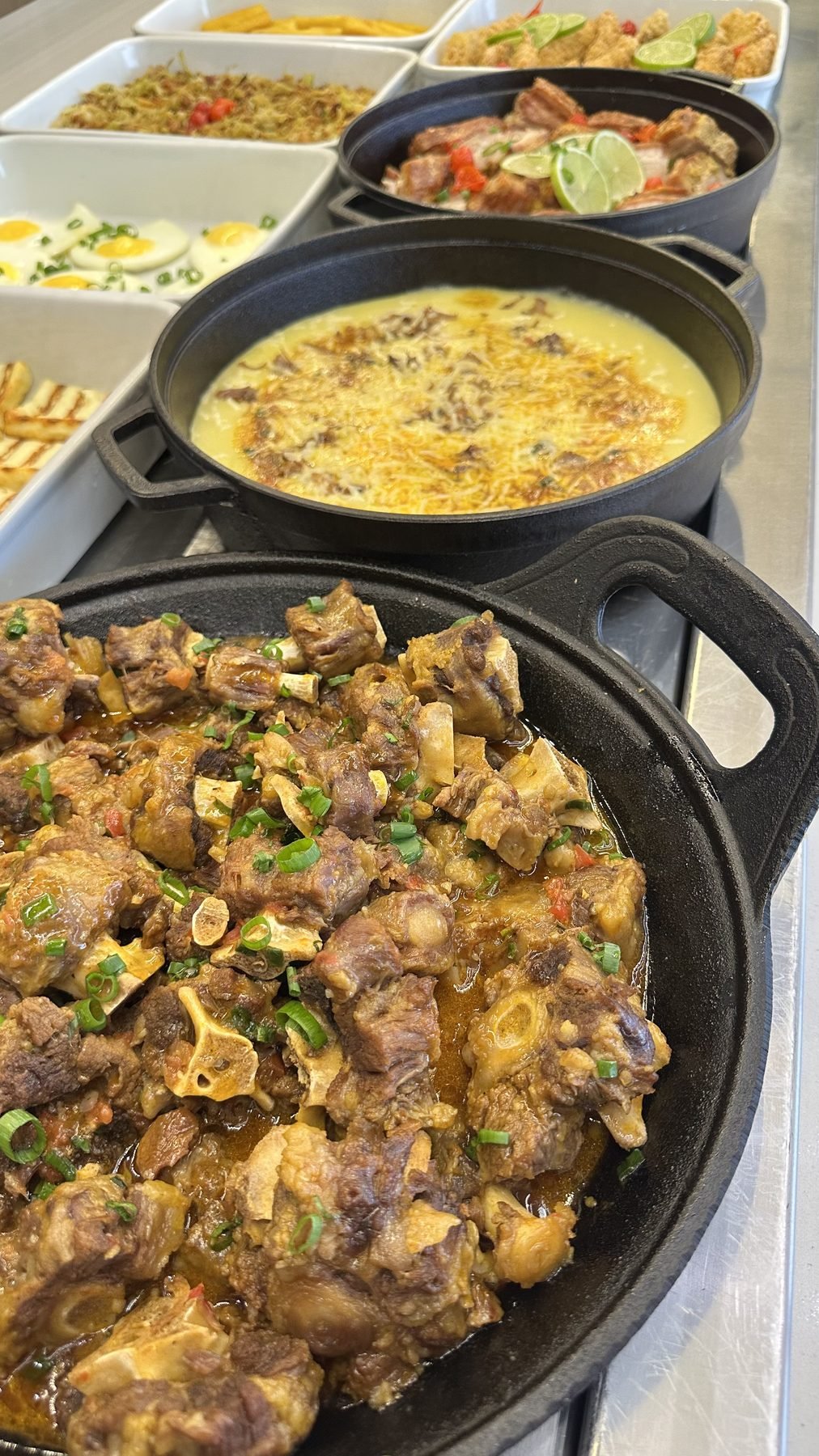 Panela de carne no buffet do Restaurante Premium