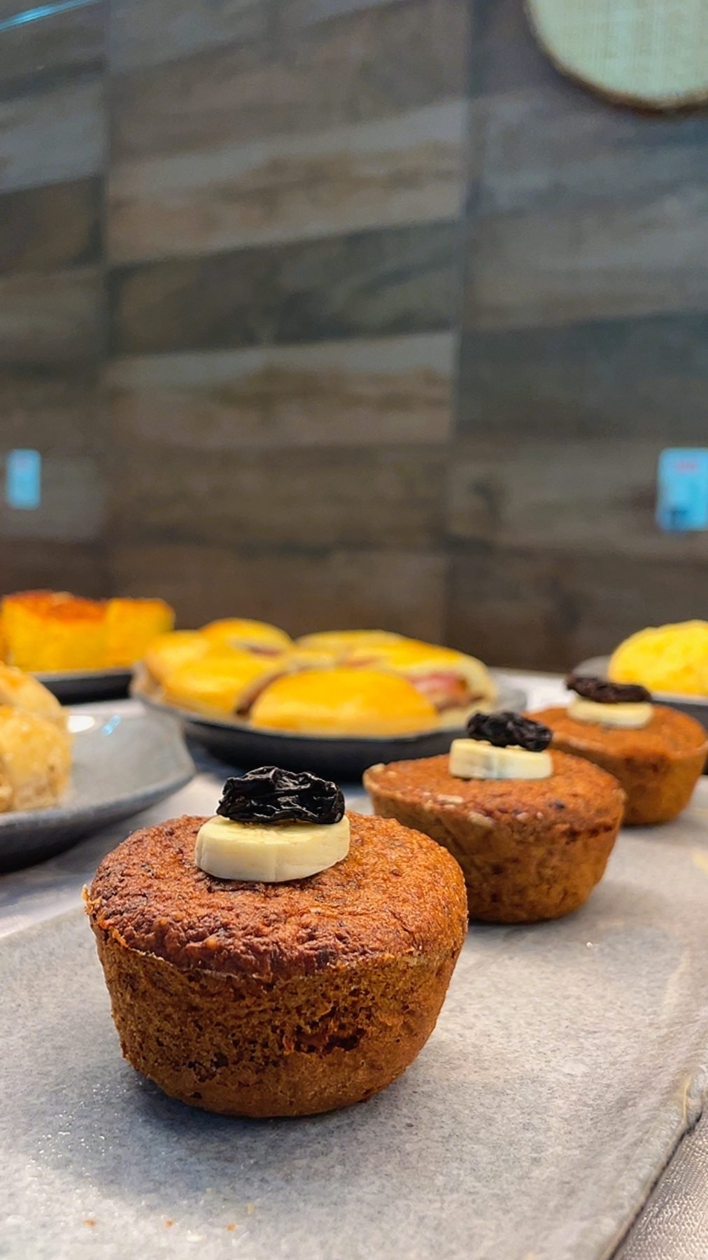 Bolinhos de banana com ameixa saindo da forma